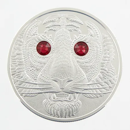 Mynt Ø34mm med två röda Swarovskikristaller, 20 euro, 2/3oz , år 2022, The Power of the Tiger ur serien Eyes of The World tillverkad av Austraian Mint - Münze Österreich, myntkapsel, etui, silver 925/1000 Vikt: 20,7 g
