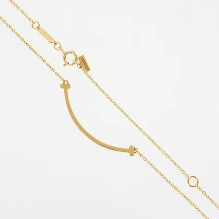 Collier, Tiffany & Co, Tiffany T, Smile Pendant small, ca 45,cm, kedjans bredd ca 1mm, 18K, med originaletui och box. Vikt: 2,6 g