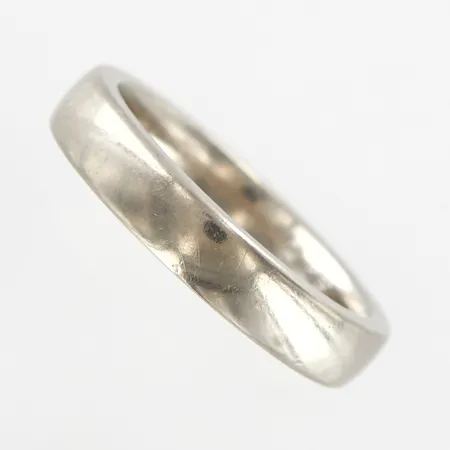 Ring vitguld slät, stl: 17¼, bredd: 4mm, gravyr, repig skena, 18K  Vikt: 6,8 g