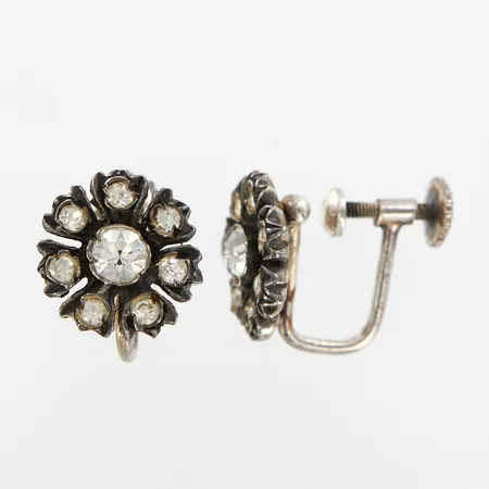 Ett par örhängen med vita stenar, 14x12,5mm, skruvlås, Guldvaruaktiebolaget G. Dahlgren & Co, silver 830/1000 Vikt: 4,9 g