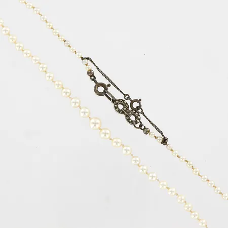 Collier med odlade sötvattenspärlor, ca 58cm, doserade 2,5-6mm, lås med markasiter, 830/1000 Silver, brv:9,5 gram Vikt: 0 g