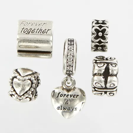 Fem berlocker, Pandora, olika storlekar/utformningar, silver 925/1000  Vikt: 15,5 g