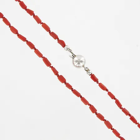 Collier med röda stenar och lås i silver, 47cm, bredd 2,5mm, lås Ø8mm, silver 925/1000 Vikt: 5,2 g