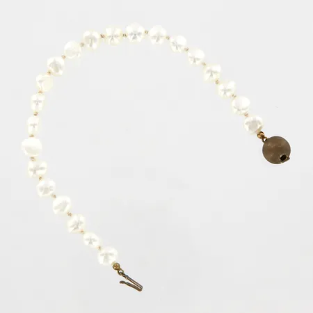 Armband med odlade pärlor och lås i förgyllt silver, 18,5cm, bredd 7mm, lås Ø9mm, silver 925/1000 Vikt: 9,6 g