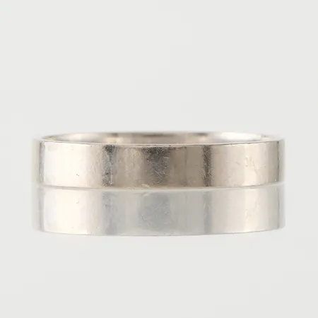 Ring slät med gravyr, vitguld, ALTON Falkenberg, storlek 22 mm, bredd 4.2 gram, 18k. Vikt: 5,1 g