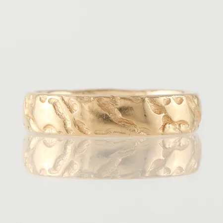 Ring mönstrad, Bengt Hallberg Köping, storlek 17 ¾ mm, bredd 4.4 mm, 18k. Vikt: 5 g