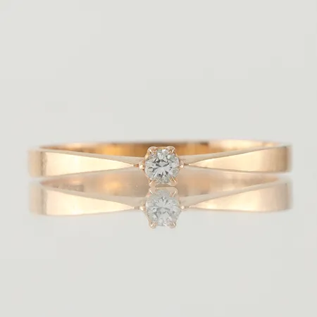 Enstensring rödguld med diamant på 0.05 ct enligt inskription, Svedbom Köping 1981, storlek 17 mm, bredd 2.1-2.7 mm, 18k. Vikt: 1,7 g