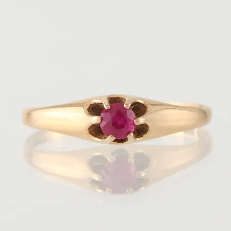 Ring med sten, K&EC Göteborg, ojämn form, storlek ca 18 mm, bredd 1.5-4.5 mm, 18k. Vikt: 1,6 g