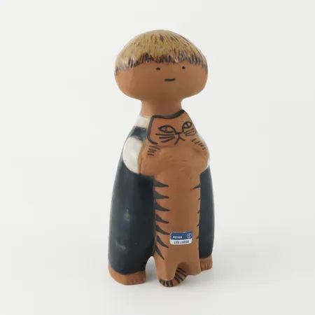 Lisa Larson figurin, "Pelle", ur serien Larsons ungar, stengods, delvis glaserad, Gustavsberg, höjd 20 cm.Samfraktas ej. Skickas med postpaket.