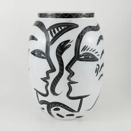 Ulrica Hydman-Vallien (1938-2018). Vas "Caramba", signerad och numrerad, höjd 35 cm.Behöver rengöras invändigt.Skickas ej. Vikt: 0 g Specialfrakt, kontakta pantbankskontoret för mer information.