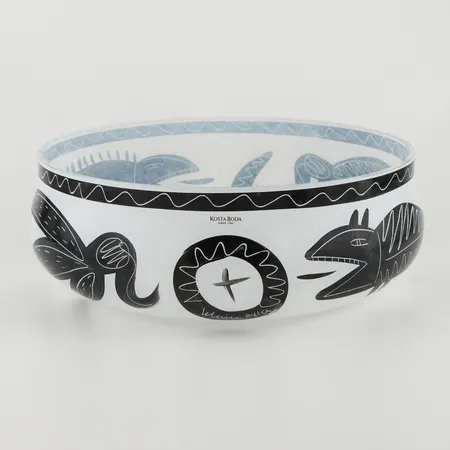 Ulrica Hydman-Vallien (1938-2018). Skål "Caramba", signerad och numrerad, diameter 26 cm. Vikt: 0 g Skickas med postpaket.