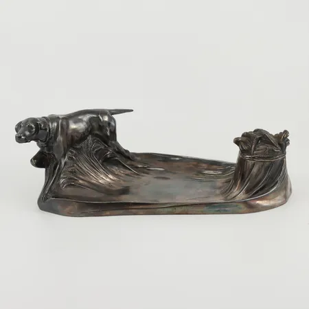 Skrivbordsställ 18/1900 tal, Jugend/Art Noveau,vitmetall, glasinsatsen saknas, längd ca 27 cm.  Vikt: 0 g Skickas med postpaket.