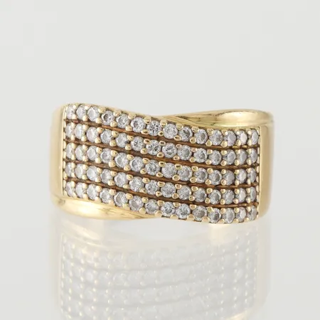Ring med diamanter ca 75x0,015ct, storlek 19 ¾ mm, bredd 4.2-11.6 mm, 18k. Vikt: 9,6 g