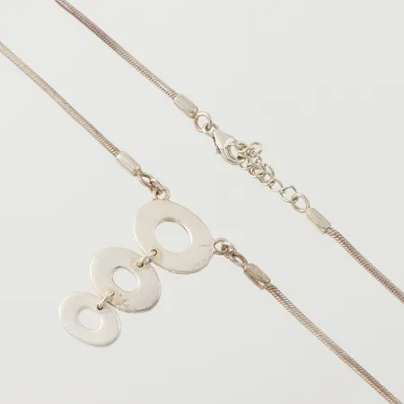 Collier, Guldfynd AB, längd 41 cm, hängets höjd 31.5 mm, silver. Vikt: 11,5 g