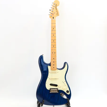 Elgitarr Fender Stratocaster Deluxe, Made in Mexico 2016, serienummer MX16752308, 1 mikrofon utbytt till Seymour Duncan STK-S4B (original medföljer), plektrumskydd och bakplatta utbytt (original medföljer), svajarm medföljer (saknar knopp), 2st extra mikrofoner medföljer (Seymour Duncan STK-S4N, STK-S4M), glapp i elektronik, mjukt fodral Vikt: 0 g Skickas med postpaket.