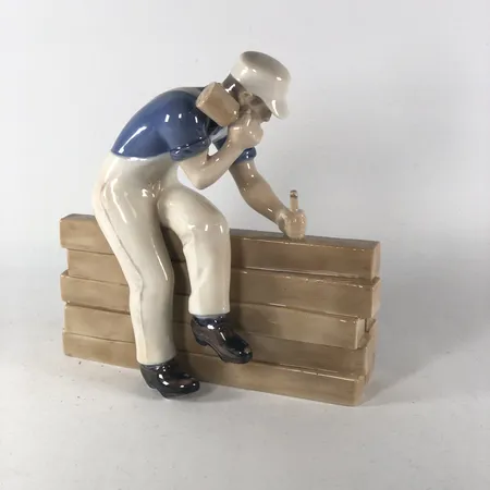 Porslinsfigurin, snickare, 22x22cm, Royal Copenhagen B&G 23.39 AB Skickas med paket.