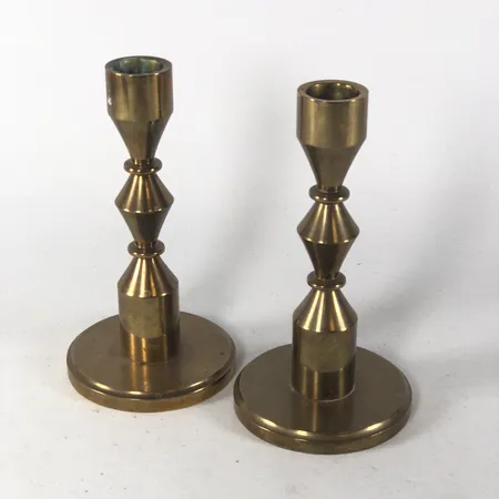 Ett par ljusstakar, höjd 15cm, märkta Metallslöjden Gusum 1980 nr. 343 och 344, mässing Skickas med paket.