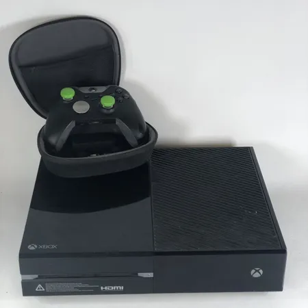 Spelkonsol Xbox One modell 1540, srn 2617777543948, handkontroll Elite Seies 1, nätadapter och HDMI-kabel, slitage Skickas med postpaket.