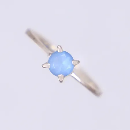 Ring med blå sten, stl 16¾, bredd 2-5mm, silver 830/1000 Vikt: 1,4 g