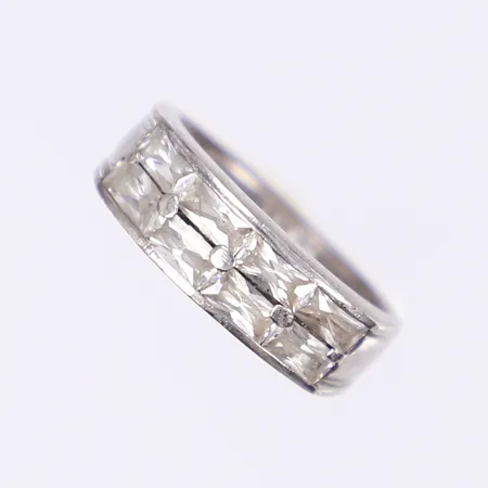 Ring med vita stenar, stl 16¾, bredd 4-6mm, ojämn skena, silver 925/1000 Vikt: 5,9 g