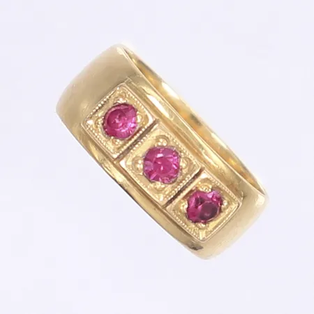 Ring med röda stenar, stl 17, bredd 8mm, gravyr, 18K Vikt: 6,9 g
