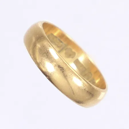 Ring, slät, stl 17¾, bredd 5mm, gravyr, 18K Vikt: 4,9 g