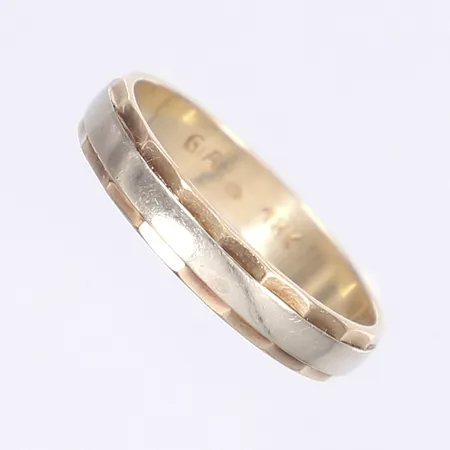 Ring, stl 20½, bredd 4mm, 18K  Vikt: 4,8 g