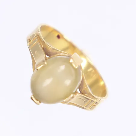 Ring med beige sten, stl 17½, bredd 3-11mm, 18K, 3g brutto