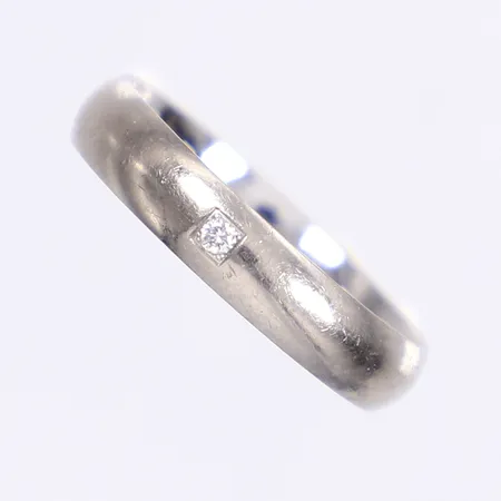 Ring med diamant 0,02ctv enl gravyr, stl 18, bredd 4mm, gravyr, 18K Vikt: 3,7 g