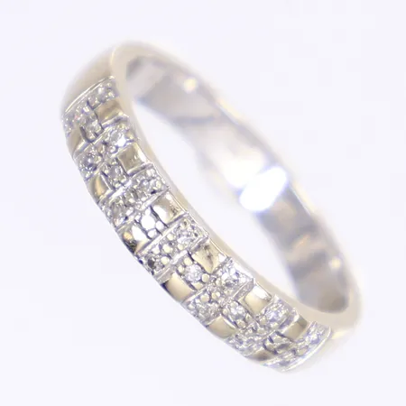 Ring med diamant 0,10ctv enl gravyr, stl 17½, bredd 3,5mm, gravyr, 18K Vikt: 3,7 g