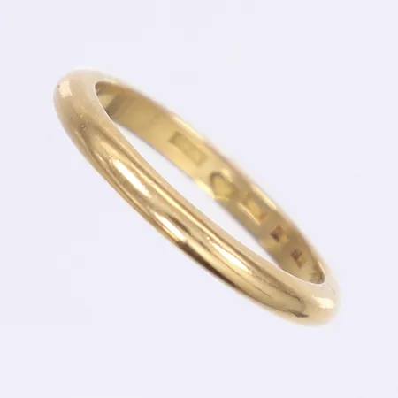 Ring, slät, stl 19¾, bredd 3mm, gravyr, 18K Vikt: 5,2 g