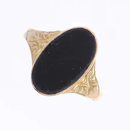 Ring med svart sten, stl 18½, gravyr, 18K 2,8g bruttovikt