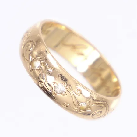 Ring med vita stenar, stl 18, bredd 6mm, gravyr, 18K Vikt: 6,1 g