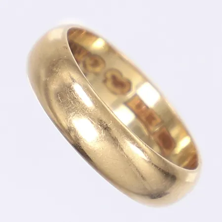 Ring, slät, stl 16¼. bredd 5mm, gravyr, 18K Vikt: 3,9 g