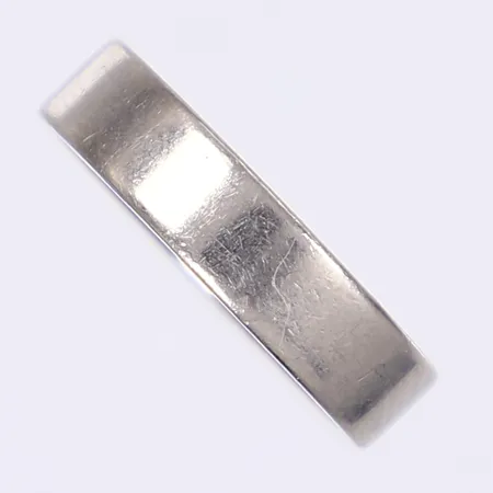 Ring, slät, stl 17¼. bredd 5mm, gravyr, vitguld 18K Vikt: 8,4 g