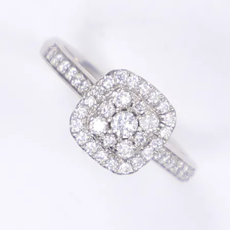 Ring med diamant ca totalt 0,60 ctv, stl 17, bredd 2-10mm, vitguld 18K, brutto 3,9g Vikt: 3,9 g