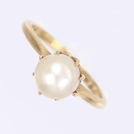 Ring med pärla, stl 14¾, bredd 1-7mm, böjda klor, 18K bruttovikt 2,3g 
