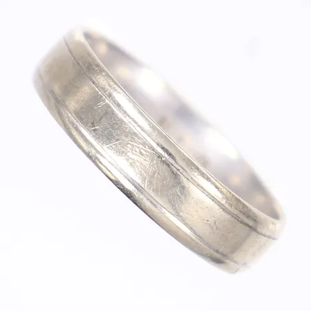 Ring, slät, stl 21, bredd 6mm, gravyr, vitguld 9K  Vikt: 5,7 g