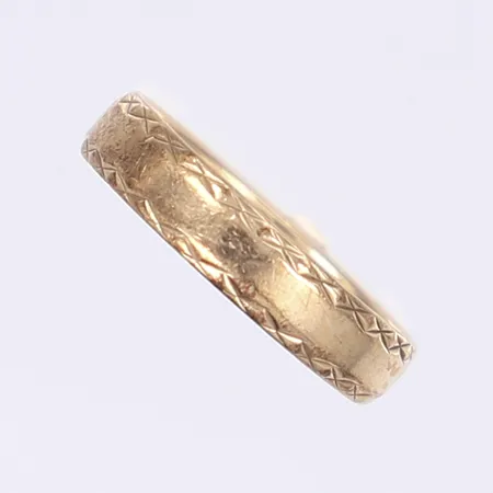 Ring stl 16¼, bredd 4mm, bucklig skena, gravyr, 9K  Vikt: 2,4 g