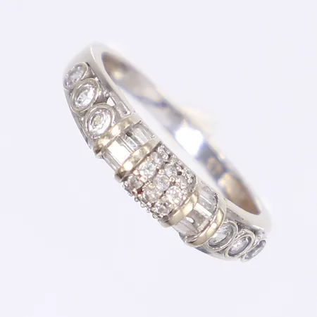 Ring med vita stenar, stl 17¾, bredd 2-4mm, vitguld 18K  Vikt: 3,1 g