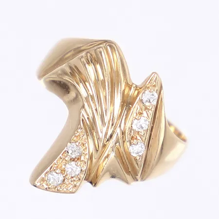 Ring med vita stenar, stl 18¾, bredd 3-20mm, bucklig skena, 14K  Vikt: 5,3 g
