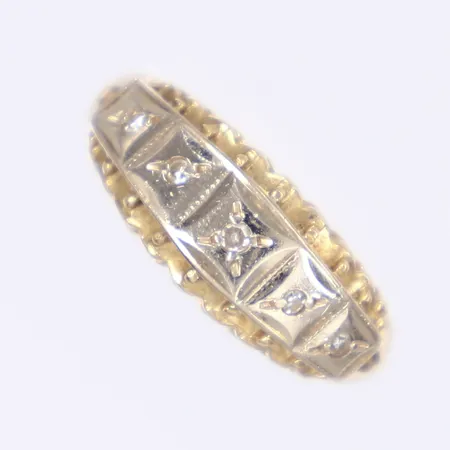Ring med diamanter totalt ca 0,04ctv, stl 17¼, bredd 2-7mm, stämplad på utsidan av skenan, 14K Vikt: 3,2 g