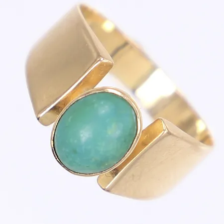 Ring med grön sten, stl 18¾, bredd 4-9mm, 18K Vikt: 3,9 g