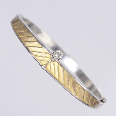 Armring med vit sten, öppningsbar, ca 58x52mm internt, bredd 4-12mm, importstämplad, silver 925/1000 Vikt: 22,4 g