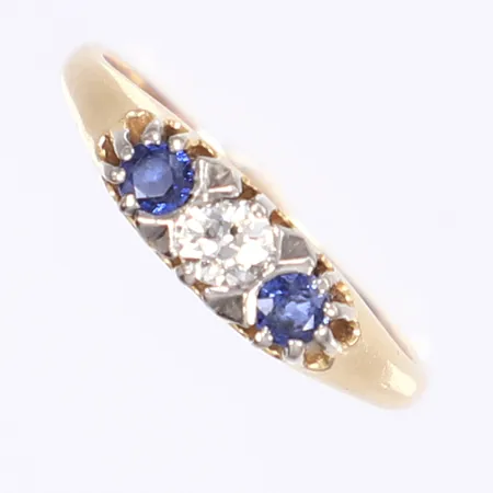 Ring med gammalslipad diamant 1x ca 0,20ct samt blåa stenar troligen safirer, stl 18½, bredd 1,5-5mm, 14K Vikt: 3,4 g