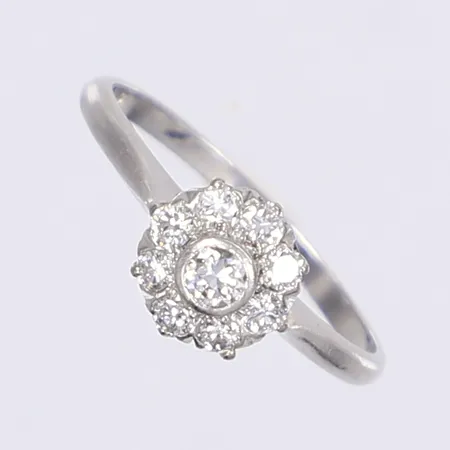 Ring med diamanter totalt 0,48ctv enl. gravyr, stl 19, bredd 1,5-9mm, smärre bruksslitage, platina 850/1000 Vikt: 3,5g