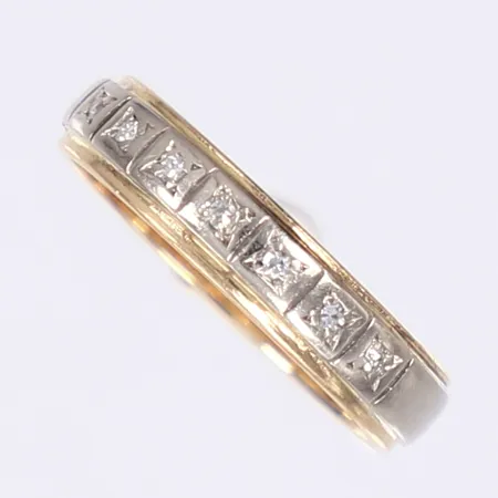 Ring med vita stenar, stl 16¾, bredd 4mm, vitguld/rödguld 18K Vikt: 3,4 g