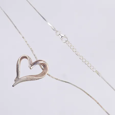 Halskedja med hänge, 42-45cm, bredd 1mm, hänget 32x22mm, silver 925/1000 Vikt: 8,9 g