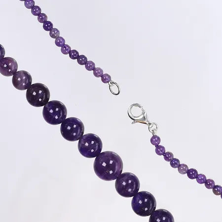 Halscollier med lila stenar troligen ametister, 45cm, bredd 4-12mm, lås i silver 925/1000 Vikt: 0 g