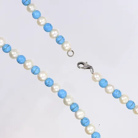 Halscollier med odlade sötvattenpärlor och turkosa stenar troligen howlit, 44cm, bredd 8mm, lås i silver 925/1000 Vikt: 0 g